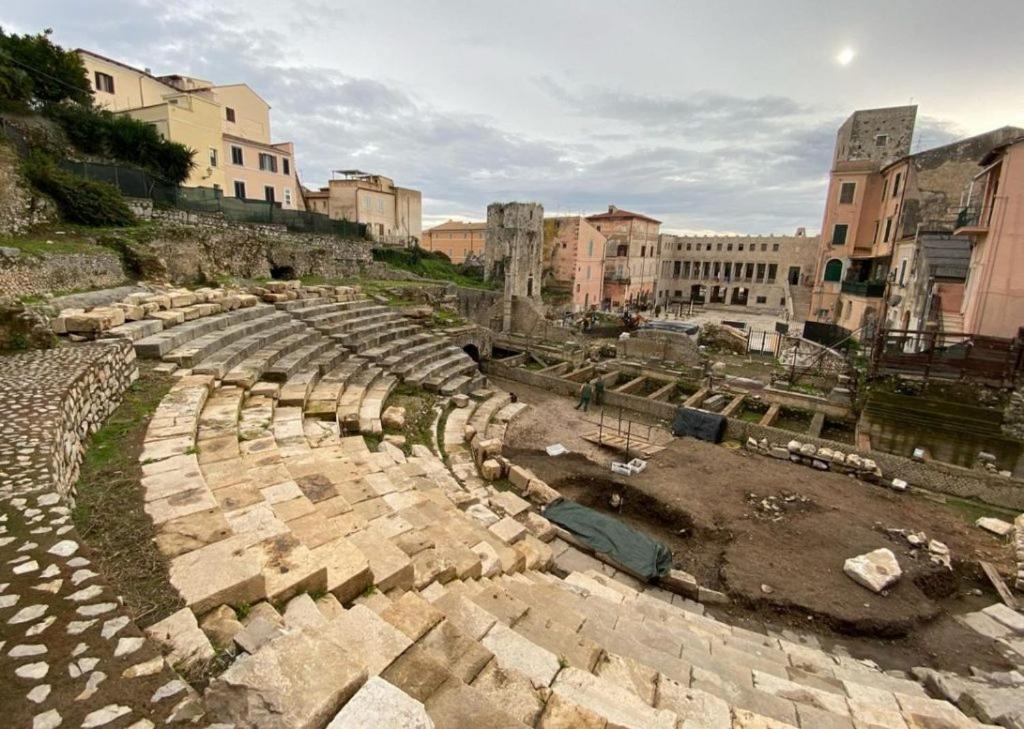 Luxury Suite - Teatro Romano - Duomo - Centro Storico Wi-Fi Terracina Luaran gambar