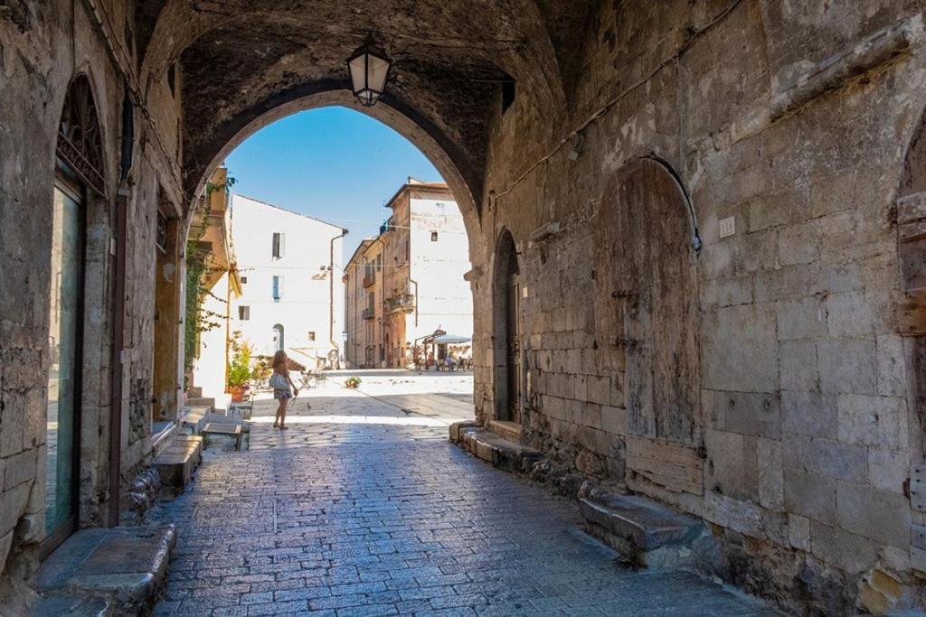 Luxury Suite - Teatro Romano - Duomo - Centro Storico Wi-Fi Terracina Luaran gambar